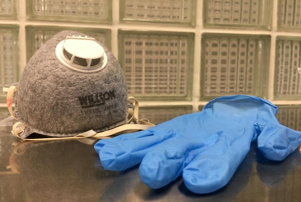 Εικόνα 3.14 Εργαστηριακός εξοπλισμός ( μάσκα και γάντια ) για την αποφυγή τυχόν ατυχήματος. Στην συνέχεια, παρατηρούνται τα δομικά υλικά που χρησιμοποιήθηκαν στην έρευνα.