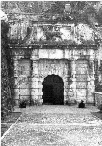 Θέση: Παραλιακή είσοδος Νέου Φρουρίου Περίοδος βενετική Επιγραφή αφιερωματική Χρονολογία: MDLXXVIII = 1578 Κατάσταση κακή.