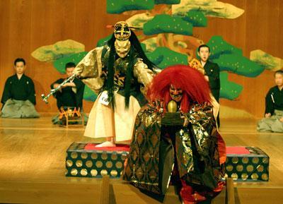 Είδη θεάτρου εκτός Ευρώπης Ιαπωνικό θέατρο Εικόνα : σκηνή από παράσταση θεάτρου Νο Νο (Noh) (Μουσικό θέατρο) Κυογκέν (Kyogen) (σύντομη μορφή θεάτρου πρόζας με στερεοτυπικούς