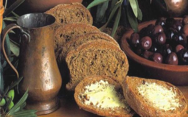Αρχαίοι Έλληνες και διατροφή Τα γεύματα ήδη ήταν κοινωνικά γεγονότα. Για τους αρχαίους Έλληνες τα γεύματα της ημέρας ήταν τρία. Στο πρώτο έτρωγαν κριθαρένιο ψωμί βουτηγμένο σε κρασί και σύκα ή ελιές.