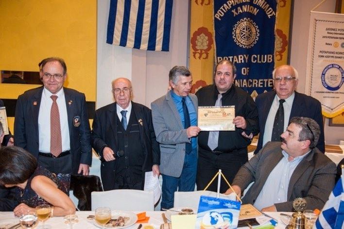 Το σχετικό τιµητικό Δίπλωµα επέδωσαν από κοινού ο Δ/της µας Α. Μαµάτας και ο εν ενεργεία β.δ/της Κρουσταλλάκης Π.