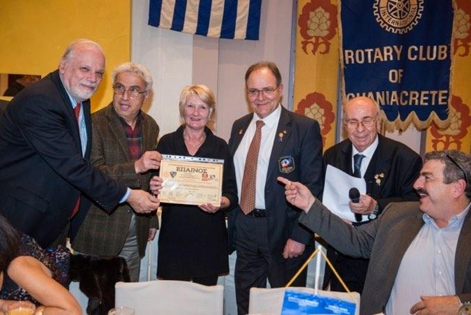 Από τον επιδοθέντα έπαινον εις το µέλος Julie Griffiths.Το δίπλωµα επέδωσαν ο τ. Πρύτανης του Πολ. Κρήτης Καθήγητής κ. Φίλης Ι. και ο τ.β.
