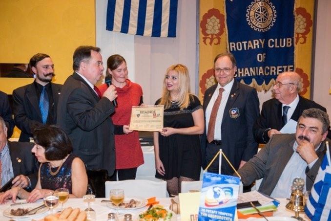 Από τον επιδοθέντα έπαινον εις το µέλος Joanna Porck. Το δίπλωµα επέδωσαν οι τ.β.δ/της Γκίζας Σταύρος και η αναπλ. Γεν. Γραµ.
