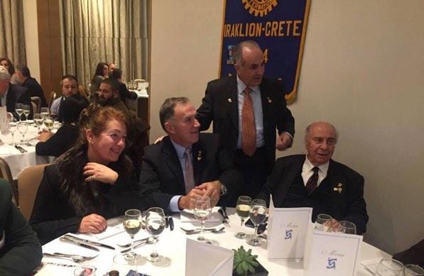 Δελάκης, κατόπιν προσκλήσεως της Περιφέρειας Χανίων, συµµετείχε στον καθιερωµένο αγιασµό για την 1 η του έτους στον Μητροπολιτικό Ναό Χανίων και κατόπιν στην κοπή της Πρωτοχρονιάτικης Πίττας στο