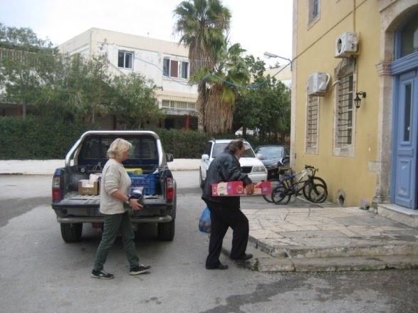 παρέδωσε τρόφιµα στο Παράρτηµα Προστασίας Παιδιών και Νέων Χανίων. Συγκεκριµένα ο Αντιπρόεδρος του Σώµατος ροτ.