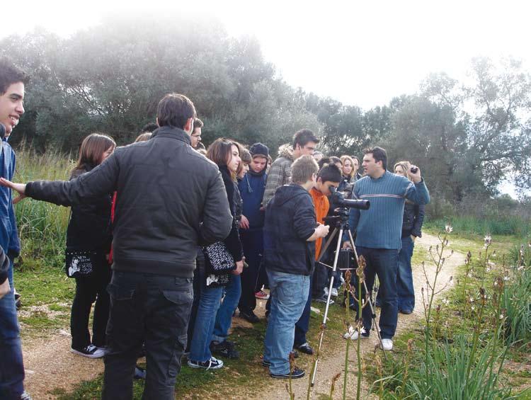 Φλαμίνγκο: Η αποθέωση της λεπτότητας στον κόσμο των πουλιών. Μαγνητίζει τα βλέμματα, χάρη στην υπέρκομψη ψιλόλιγνη σιλουέτα του και το ρόδινο χρώμα των φτερών του.