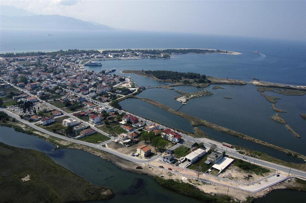 Χάρη στην ευνοϊκή της τοποθεσία, αποτελεί ιδανική αφετηρία για εξορμήσεις τόσο στην Καβάλα, στη Ξάνθη, στον ποταμό Νέστο, αλλά και στη Θάσο Προσφέρεται για όσους επιθυμούν διακοπές σ' ένα