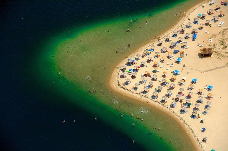 χιλιόμετρα όμορφης αμμουδιάς.