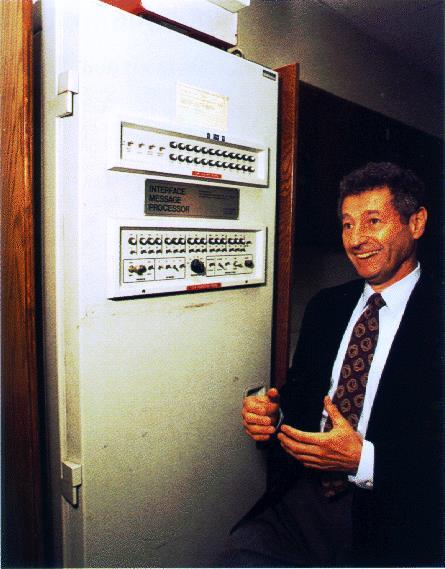 1960's 1969 - Το υπουργείο αμύνης των Η.Π.Α. δημιουργεί το πειραματικό δίκτυο ARPANET το οποίο γίνεται χώρος δοκιμών των νέων δικτυακών τεχνολογιών.
