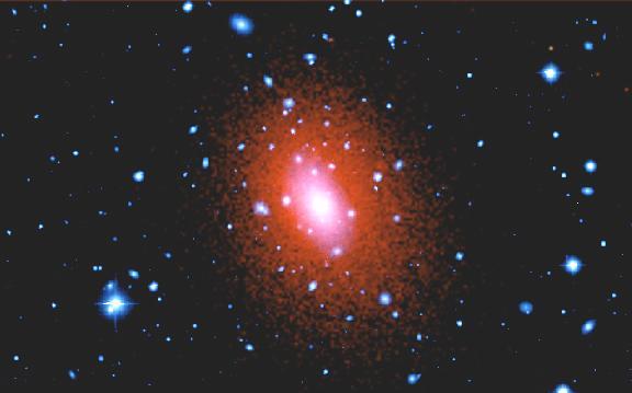 Το σμήνος γαλαξιών Abel 2029, στα 1δισ έτη φωτός από την Γη. Οι γαλάζιες κουκκίδες είναι γαλαξίες στο οπτικό φως.