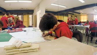 Οι συμμετέχοντες μεταβαίνουν από την επίσκεψη με φυσική παρουσία στους σχετικούς με τους μύθους χώρους, στην νοηματική σύνδεση και κατανόηση της δομής των χώρων κατασκευάζοντας τους σε μακέτες.