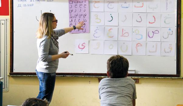 LitBridge Γεφυρώνοντας Πολιτισμούς μέσω της Λογοτεχνίας και της Αφήγησης LitBridge Connecting Cultures through Literature and Storytelling Σοφία Βυζαντιάδου Sofia Vyzantiadou Το LitBridge είναι μια