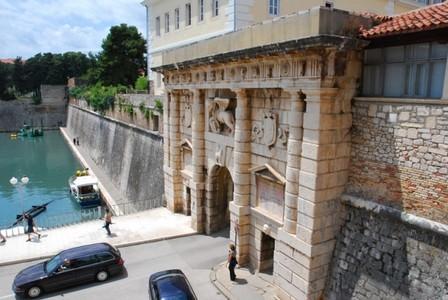 KONTA ΣΤΑ ΑΥΣΤΡΙΑΚΑ ΣΥΝΟΡΑ ΚΑΙ ΑΝΑΜΕΣΑ ΣΤΙΣ ΙΟΥΛΙΑΝΕΣ ΑΛΠΕΙΣ Η ΕΙΚΟΝΑ