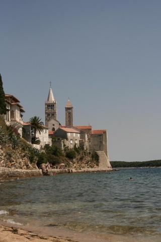 ΜΕΣΑ ΣΤΗ ΛΙΜΝΗ ΕΠΙΠΛΕΕΙ ΕΝΑ ΝΗΣΑΚΙ ΜΕ ΤΟ ΚΑΜΠΑΝΑΡΙΟ.