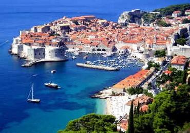 όπου βρίσκεται η μεσαιωνική πόλη Ston ανάμεσα σε δυο λίμνες.