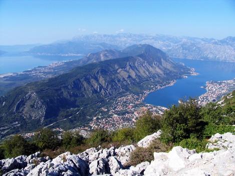 Ονούφριου. Η πόλη περικλείεται από τείχη και πύργους.
