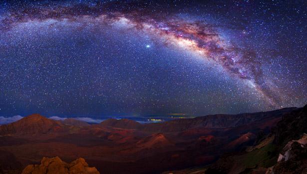 Συγκεκριμζνα ο Γαλαξίασ (Milky Way), ςτον οποίο ανικουμε, λόγω τθσ μορφισ του και τθσ κζςθσ μασ, φαίνεται κατά τθ νφχτα ςτον ουράνιο κόλο ωσ μια λευκι, ςαν γάλα, ηϊνθ εκατομμυρίων αςτζρων.