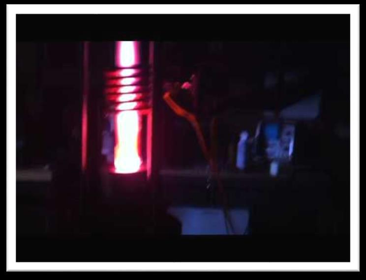 Καλείται επίσης εκκένωση αίγλης (glow discharge) εξ αιτίας του γεγονότος ότι φωτοβολεί.