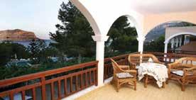 Akra Morea Apartments 3* Μονεμβασιά, Λακωνία Το Akra Morea Hotel βρίσκεται 3 χλμ μακριά από το ιστορικό Κάστρο της Μονεμβασιάς και την Βυζαντινή εκκλησία της Αγίας Σοφίας.