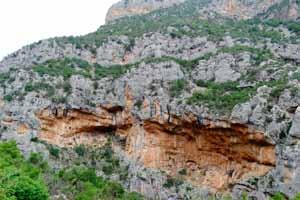 Η αριστερή σπηλιά βρίσκεται μόνιμα στην σκιά. Πρόσβαση: Από το Λεωνίδιο κατευθυνόμαστε προς τον Κοσμά για περίπου 4 χλμ. Ακριβώς πριν το πέτρινο γεφύρι του πρώην Χ.Α.Δ.