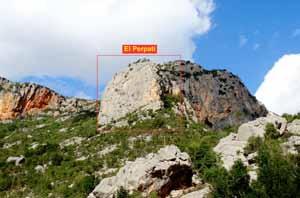 After about 9 km you will see a grey rock cube to the right and the wooden sign at the start of the path. / 15 min. 1 Πλάκα με κάνεις (Plaka me kaneis)...... 6a 18m 2 Μπακαλόγατος (Mpahalogatos)? 20m.