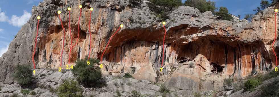 La Maison des Chevres 10 ΕΛΩΝΑ Μια πολύ όμορφη καφε-κόκκινη σπηλιά με απομεινάρια παλιάς στάνης στην βάση των βράχων. Προσανατολισμός: Νότιος. Ήλιος: Σχεδόν όλη μέρα.