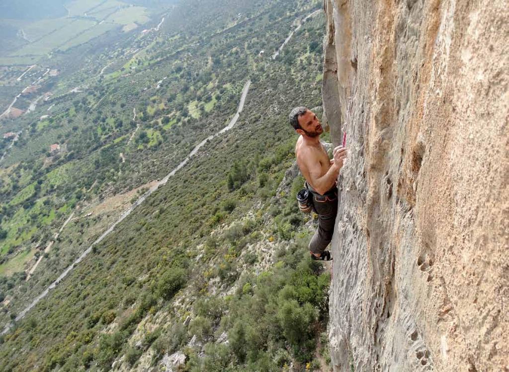 7 Training 2a............................... 3 bolts and anchor for practice 8 Σίταινα (Sitena) 5c...................... Steep slab with good ledges 9 Led Zeppelin 5b+.