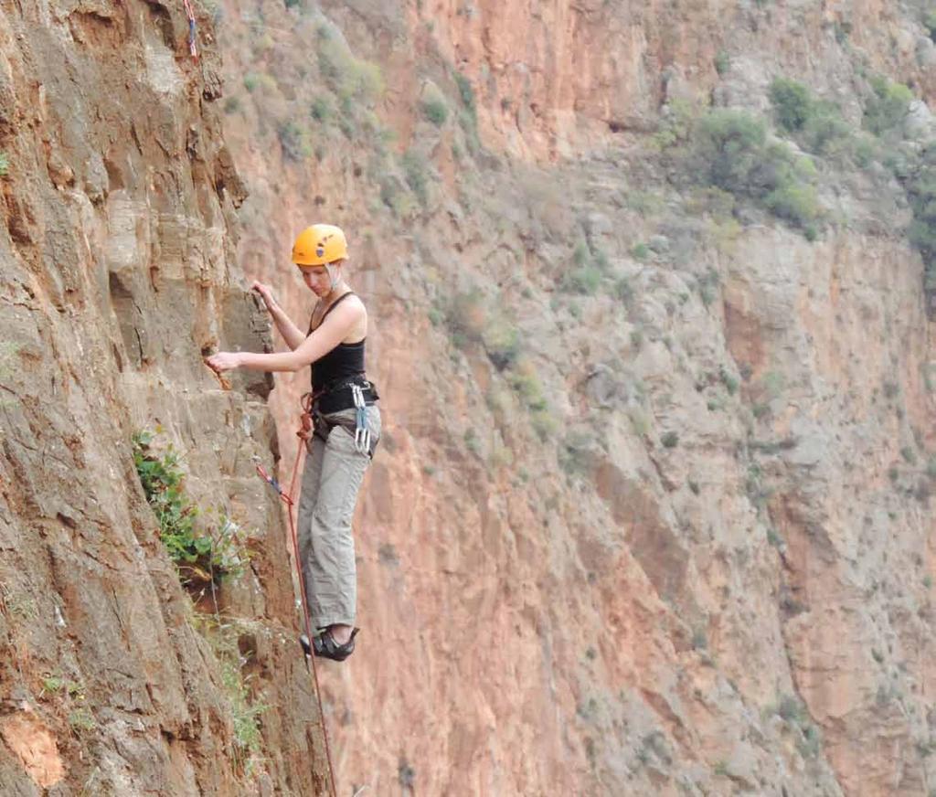 Red Rock O κόκκινος τοίχος στο πιλιέ που βρίσκεται ακριβώς πάνω από το Κέντρο Υγείας.