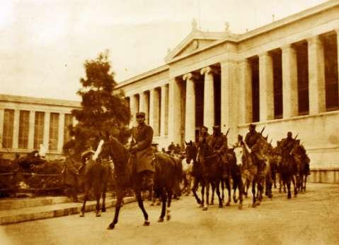 Αριστερά: Φοιτητές και στρατός στα Προπύλαια του Πανεπιστημίου, 1920.