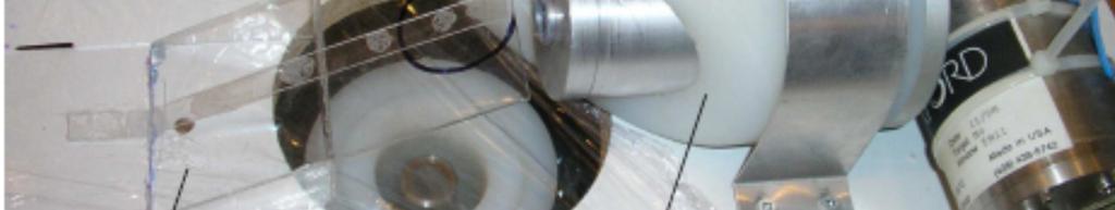 Η µηχανή ακτίνων-χ βρίσκεται εγκατεστηµένη πάνω σε ένα σταθερό εργαστηριακό τραπέζι, έτσι ώστε η εξερχόµενη δέσµη να έχει διεύθυνση οριζόντια.