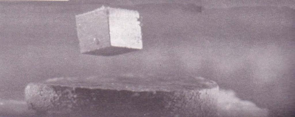 3 φαίνεται ένας μικρός μόνιμος μαγνήτης ο οποίος αιωρείται πάνω από έναν υπεραγωγό Y 1 Ba 2 Cu 3 O 7-δ (123) ο οποίος έχει ψυχθεί σε θερμοκρασίες υγρού αζώτου.