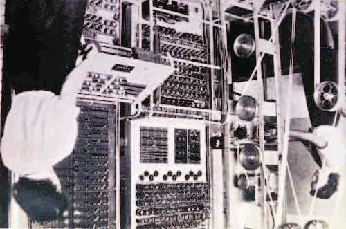 2.3. MODERNA RAČUNALA 11 2.3 Moderna računala Tokom drugog svjetskog rata količina potrebnog računanja je toliko porasla da je npr. 1944.