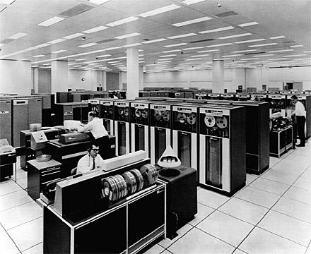 18 Glava 1. Računarstvo i računarski sistemi Slika 1.6: Mejnfrejm računar: IBM 7094. Mini računar: DEC PDP 7 U kompaniji Intel napravljen je 1971.