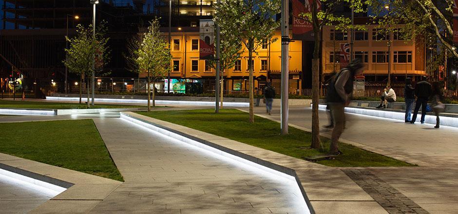 Слика 8. Линеарно осветљење (Lines of light, www.lighting.co.uk) Линеарне светиљке су постављене и на местима денивелације централног дела трга.