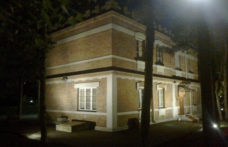 изостала је сарадња са Градским зеленилом, чиме је делом деградирано замишљено решење. Осветљење споменика Дон Кихоту изведено је помоћу две светиљке типа Terra, са бочних страна споменика.