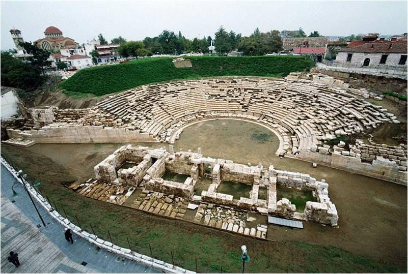 3.Τα υλικά με τα οποία ήταν φτιαγμένο το αρχαίο θέατρο Μέχρι πρόσφατα το μεγαλύτερο μέρος του θεάτρου βρισκόταν κάτω από ιδιωτικά οικόπεδα και κατοικίες, αλλά με τις εκσκαπτικές εργασίες των