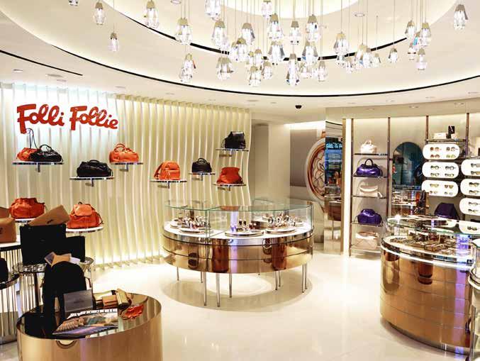 Πέρα από τα ομώνυμα καταστήματα σε σημεία στρατηγικής σημασίας, τα προϊόντα Folli Follie διατίθενται και σε γνωστά πολυκαταστήματα (shop-inshop) ανά τον κόσμο, όπως τα Isetan και Takashimaya στην