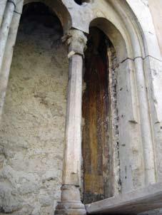 The biforium with the newly-discovered fresco of Saint Bride of Christ, northeastern side. A marble column and a capitol from the XIV century.