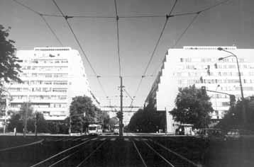 просторних конструкција, као и у погледу употребе челика, стакла, пренапрегнутог бетона и других материјала, остварено је реализацијом Београдског сајма (1954-1957),