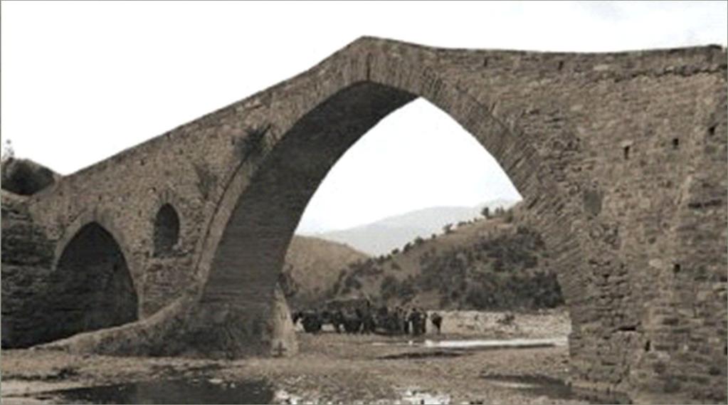 Το Γεφύρι της Ζέρμας Πρόκειται για ένα πέτρινο γεφύρι που γεφυρώνει τον ποταμό Σαραντάπορο.