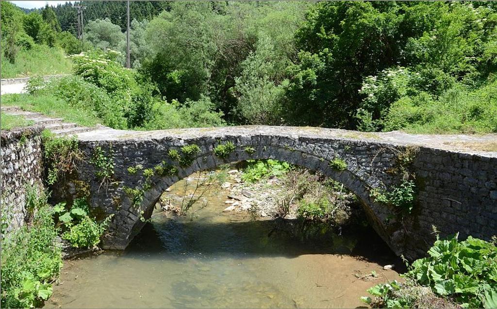 Το Γεφύρι της Ανθούσας Βρίσκεται στην είσοδο του χωριού της Ανθούσας.