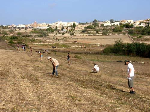 Αναγνώριση από έδαφος Οι θέσεις μπορεί να εντοπίζονται, μεταξύ άλλων, και με την αναζήτηση καταλοίπων