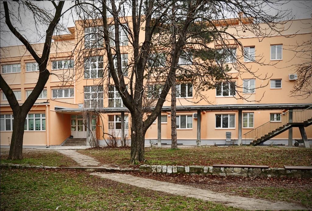 O ŠKOLI Osnivač Škole je Vlada Republike Srbije, a programe nastave odobrava Ministarstvo prosvete. Škola je osnovana pre skoro četrdeset godina. Od svog osnivanja 97.
