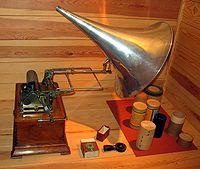 Μέσα αναπαραγωγής της μουσικής από τη δεκαετία του 60: Φωνογράφος ή γραμμόφωνο Ο φωνογράφος, κοινώς γραμμόφωνο, ( Phonograph) είναι μια από τις πρώιμες συσκευές για την εγγραφή και αναπαραγωγή ήχου.