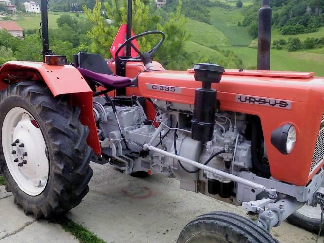 4. Traktor URSUS C-5 Razlog odabira ovog traktora je u tome što je on jedan od najzastupljenijih u Hrvatskoj. Drugi razlog je što ja posjedujem istog i stoga će se on koristiti za pogon stroja.