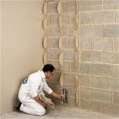 Montaža Podloga mora biti čvrsta, suva i odmašćena. Ako je na zidu stari malter, potrebno je da se skine na mestima gde se nanosi lepak.