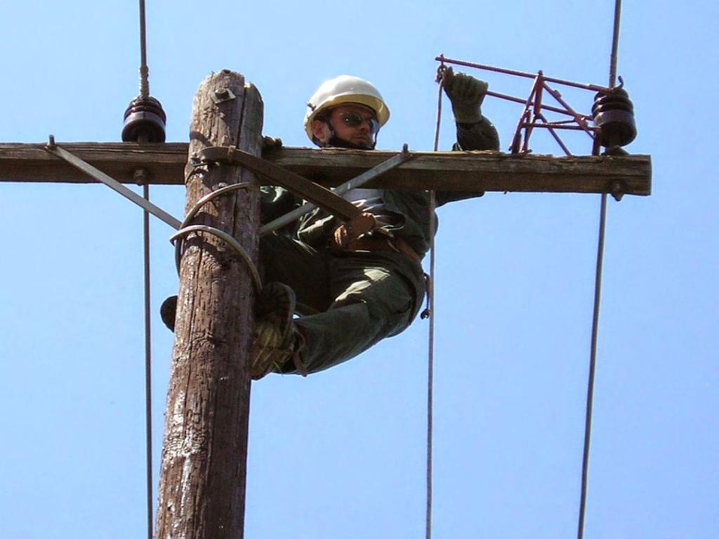 Π.Ε.) από τη μητρική εταιρεία, με στόχο την ανάπτυξη του κλάδου. Εργασίες σε στύλο μέσης τάσης (Πηγή : Δ.Ε.Δ.Δ.Η.Ε. Α.Ε.) Εργασίες σε στύλο μέσης τάσης (Πηγή : www.