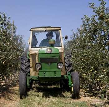 Προφυλάξεις κατά τη χρήση ελκυστήρα Ο ελκυστήρας είναι ένα όχημα που πρέπει να χρησιμοποιείται με μέγιστη προσοχή και σύμφωνα με τις οδηγίες του κατασκευαστή.