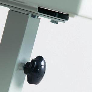 Mit erhöhtem Rand um die Arbeits-fläche herum, stufenlos höhenverstellbar.