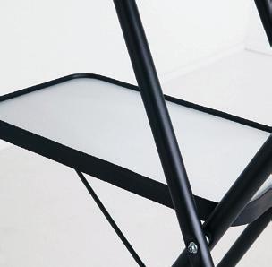 Projektortisch Colossus Projektortisch aus schwarzem pulver-lackiertem Stahl. Weiße Arbeitsflächen mit Antislip-Schicht und schwarzen erhöhtem Rand. ie obere Fläche ist abklappbar.